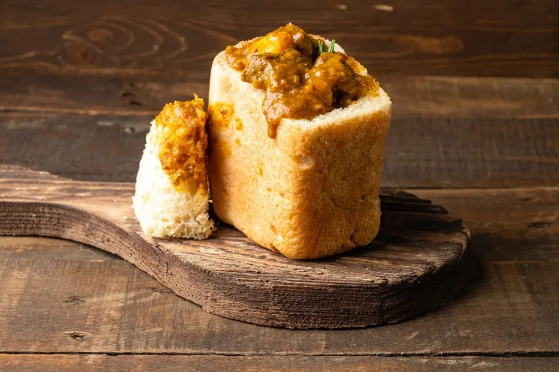 En el número dos de la lista de Time Out se encuentra la ciudad sudafricana de Johannesburgo. En la foto: un bunny chow, comida callejera sudafricana con curry, carne o alubias rellenas de pan.