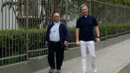 El arzobispo Charles Scicluna y monseñor Jordi Bertomeu, investigadores del Vaticano, caminan fuera de la Nunciatura Apostólica durante un descanso de una reunión con personas que alegan abusos por parte del grupo laico católico Sodalicio de Vida Cristiana en Lima, Perú, el martes 25 de julio de 2023.