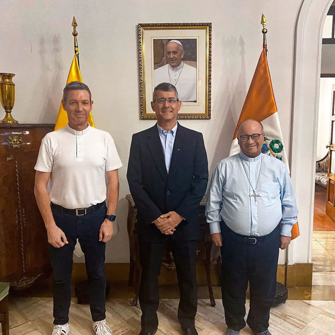 Una foto publicada en la cuenta de Instagram del Sodalicio de Vida Cristiana el año pasado en la que se ve una reunión organizativa con el Vaticano. El pie de foto dice: «Nuestro superior general José David Correa acaba de reunirse con los enviados del santo padre al Perú: Mons. Charles J. Scicluna, y Mons. Jordi Bertomeu. Les agradecemos por este espacio de diálogo sobre la realidad de nuestra comunidad. Agradecemos también al papa Francisco por su preocupación por la Iglesia y el Sodalicio".