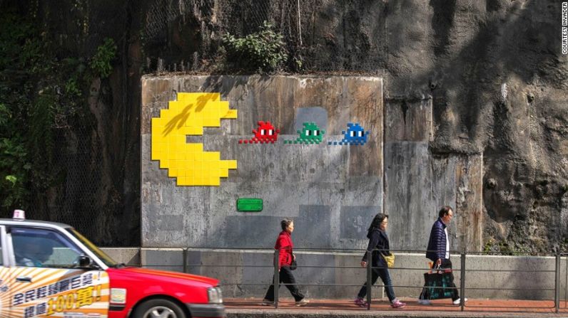 Invader en Wan Chai. Invader toma su nombre del videojuego clásico "Space Invaders". El invasor es un personaje visual recurrente en la obra del artista, aunque él cree que "Pac-Man" en realidad es más divertido como un juego.