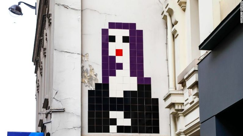 La versión de la Mona Lisa que creó Invader... en una pared por encima de las calles de París.