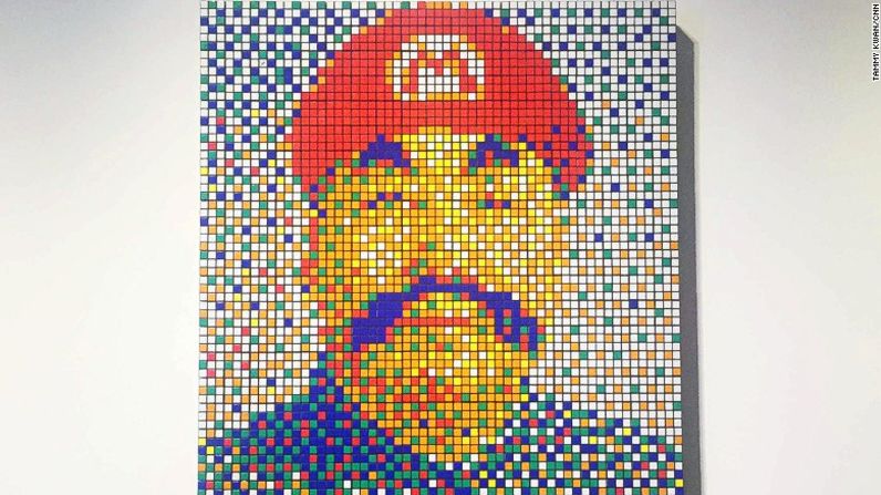 Este trabajo se llama "Súper Mario Zedong". Está hecho de cubos que rotan para mostrar el color exacto.