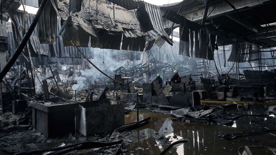 Trabajadores buscan entre los restos de una tienda destruida por un ataque con misiles rusos en Járkiv, Ucrania, 26 de mayo de 2024. Crédito: Kostiantyn Liberov/Libkos/Getty Images