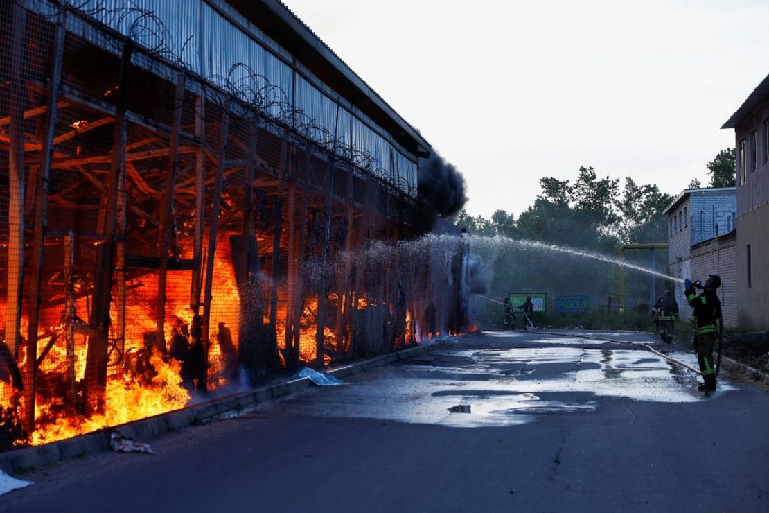 Bomberos trabajan en una ferretería atacada por misiles aéreos rusos en Járkiv, 25 de mayo de 2024. Crédito: Valentyn Ogirenko/Reuters