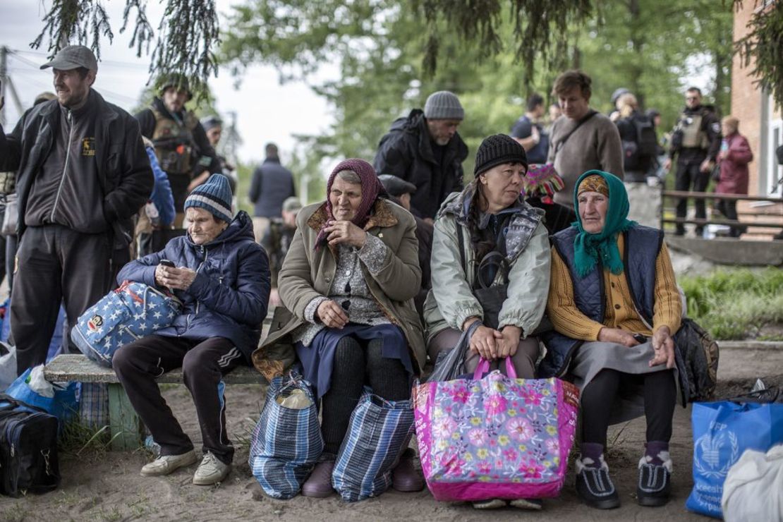 Ancianos ucranianos esperan a ser evacuados de la ciudad de Vovchansk ante el avance ruso en la región de Járkiv, 20 de mayo de 2024. Crédito: Narciso Contreras/Anadolu/Getty Images