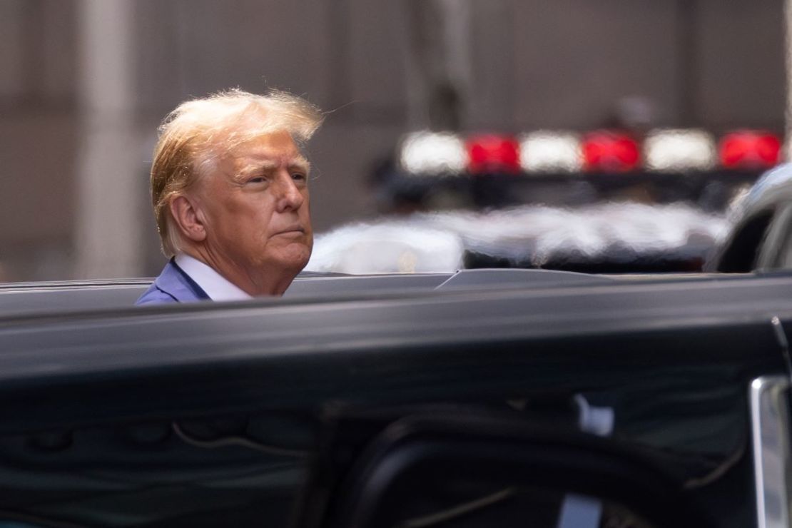 El expresidente de EE.UU. y candidato presidencial republicano Donald Trump abandona la Trump Tower en la ciudad de Nueva York el 31 de mayo de 2024.