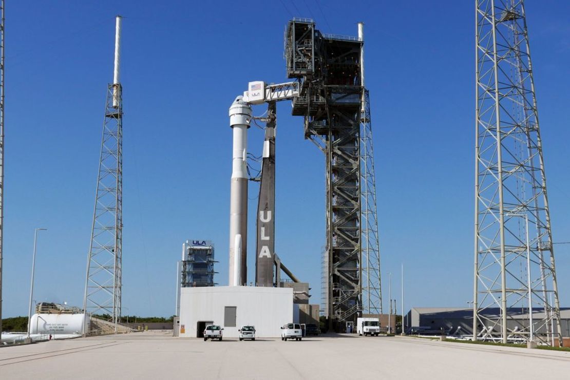 La cápsula Starliner de Boeing, sobre un cohete Atlas V, lista para su lanzamiento en la Estación Espacial de Cabo Cañaveral. Crédito: John Raoux/AP