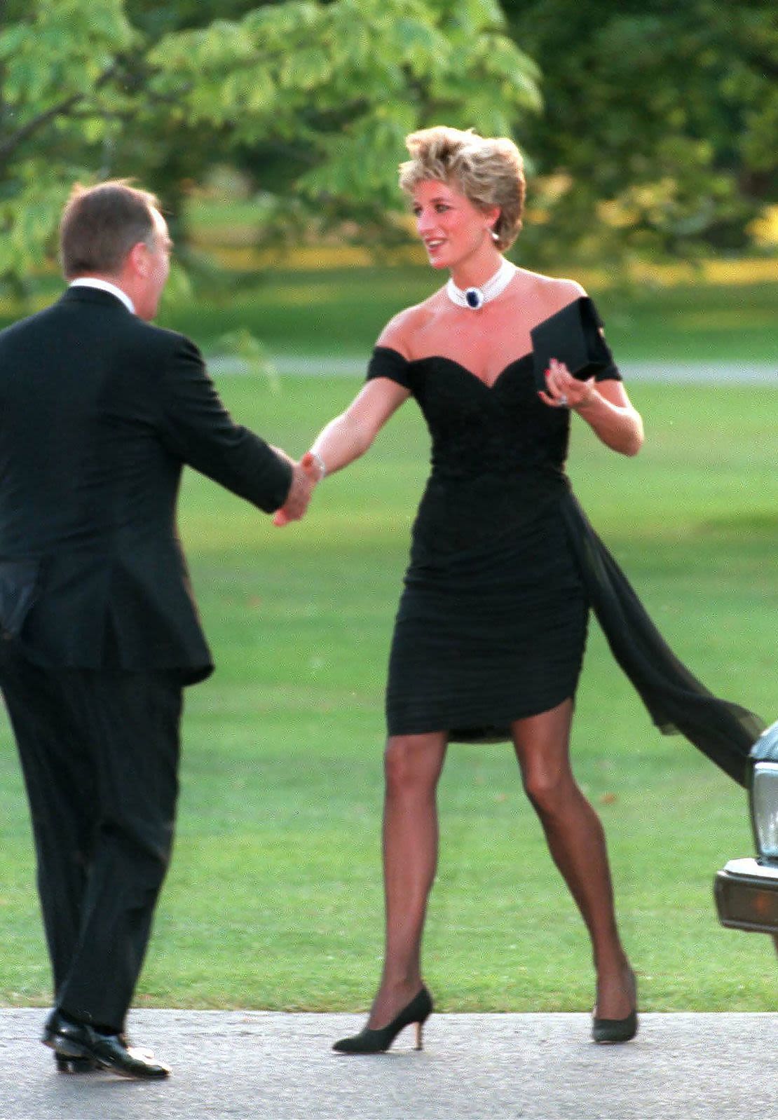 Diana, la difunta princesa de Gales, asiste a una fiesta de Vanity Fair en la Serpentine Gallery en noviembre de 1994. El famoso "revenge dress" negro tuvo un espectacular golpe de efecto de la popular royal, que lo lució la misma noche en que el entonces príncipe Carlos confesó su notorio adulterio en televisión.