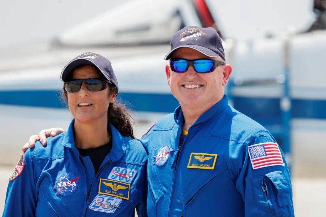 Los astronautas de la NASA Suni Williams (izquierda) y Butch Wilmore posan antes del lanzamiento.