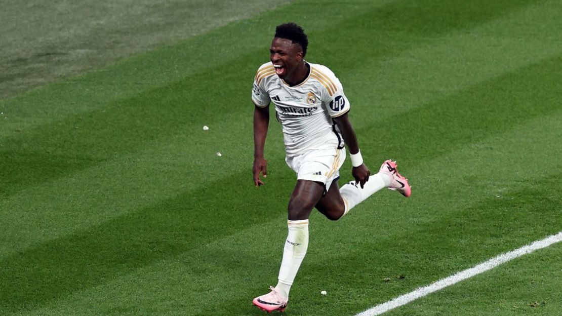 Vinícius Jr., del Real Madrid, celebra marcar el segundo gol de su equipo durante la final de la UEFA Champions League 2023/24 entre el Borussia Dortmund y el Real Madrid en el estadio de Wembley el 1 de junio de 2024 en Londres, Inglaterra.