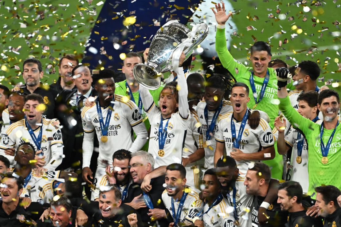 Luka Modric del Real Madrid levanta el Trofeo tras la victoria del equipo durante el partido final de la Champions League de la UEFA 2023/24 entre el Borussia Dortmund y el Real Madrid CF en el estadio de Wembley el 1 de junio de 2024 en Londres. (Foto: Dan Mullan/Getty Images).