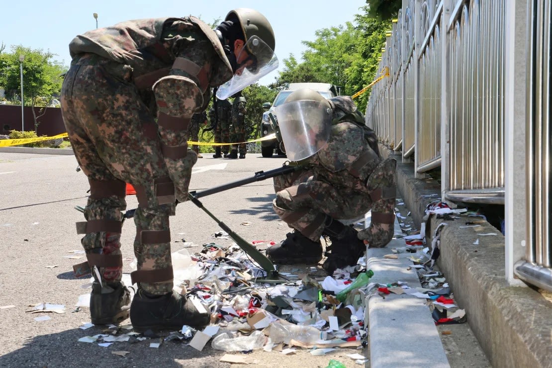 La basura de un globo aparentemente enviado por Corea del Norte se esparció por el suelo en Incheon, Corea del Sur, el 2 de junio de 2024.