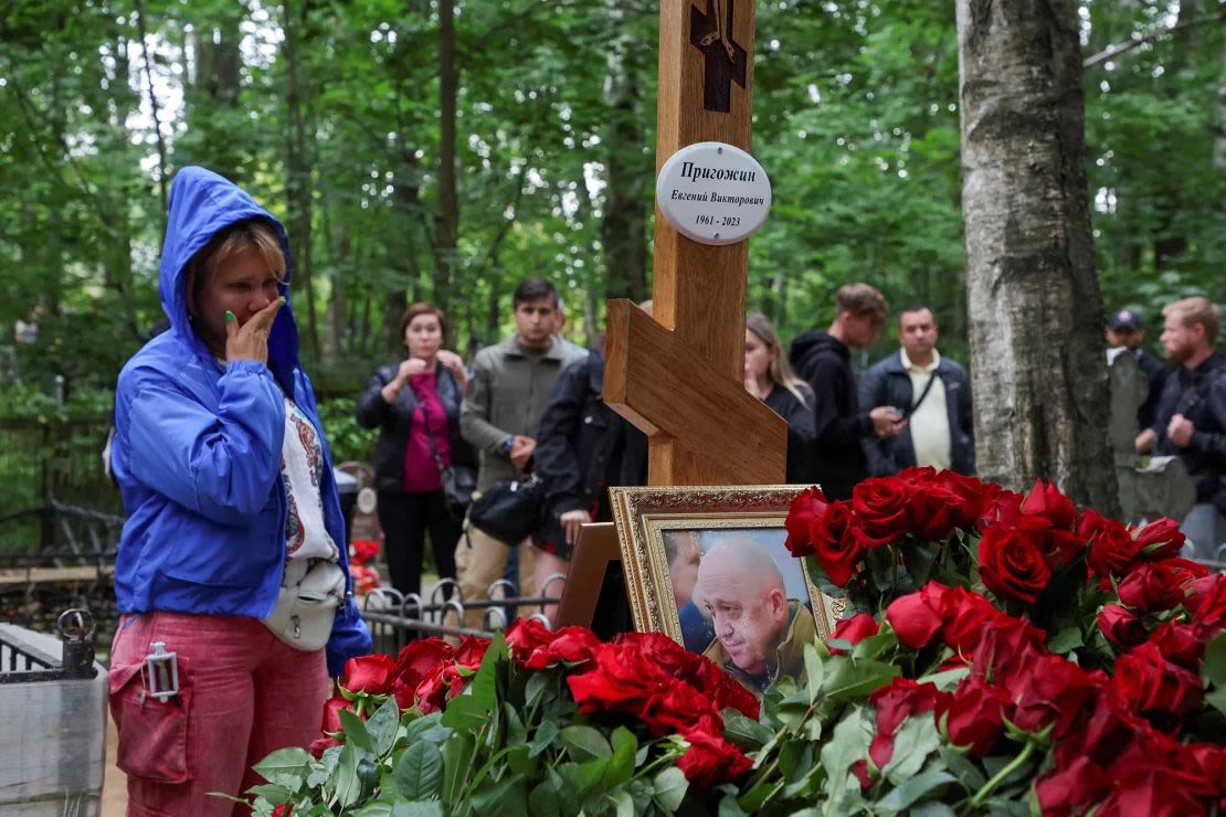 La gente se reúne cerca de la tumba del jefe mercenario ruso Yevgeny Prigozhin en el cementerio de Porokhovskoye en San Petersburgo, Rusia, el 30 de agosto de 2023.