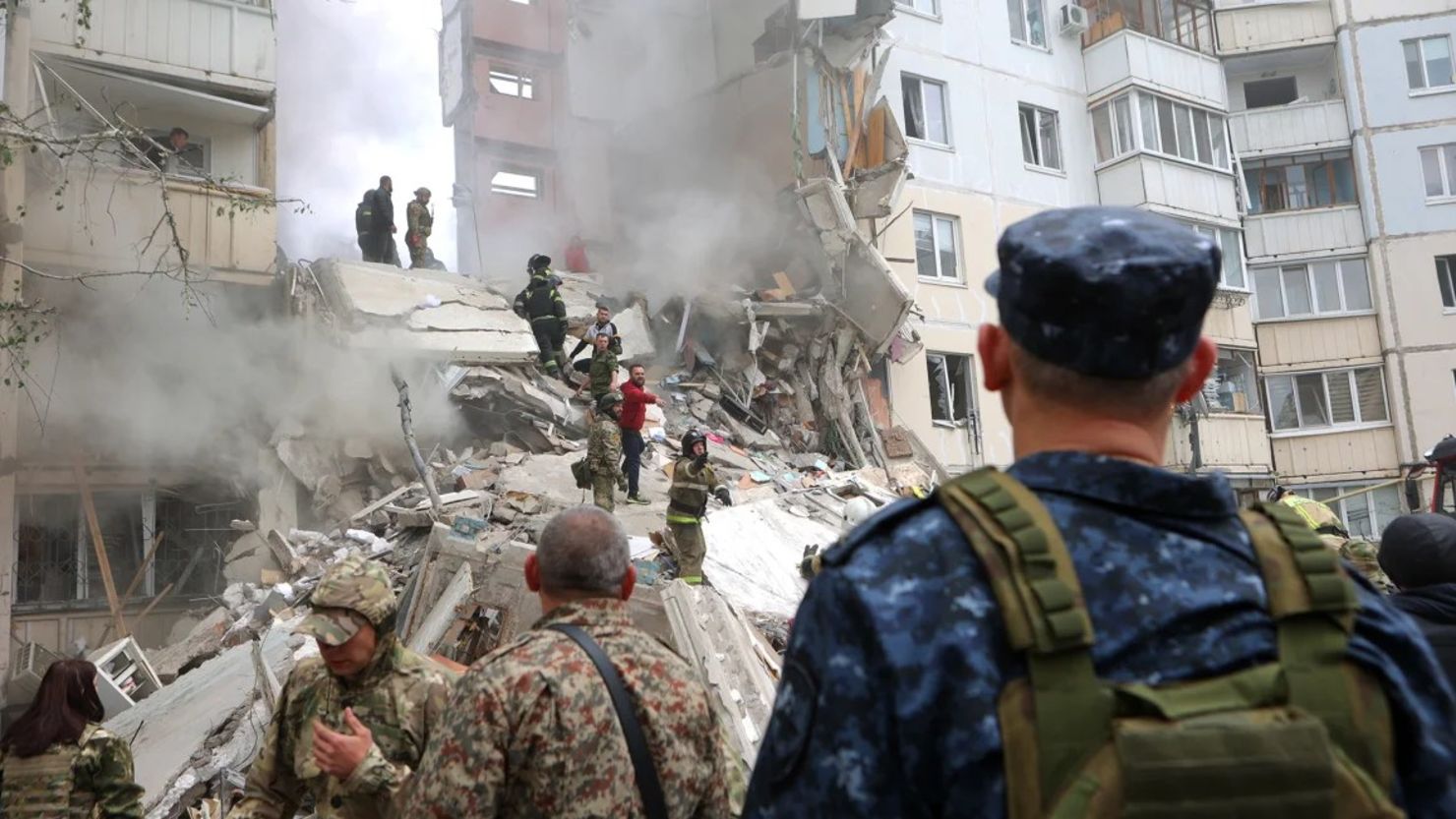 Los funcionarios trabajan en el lugar del colapso de un apartamento el 12 de mayo de 2024 en Belgorod, Rusia.