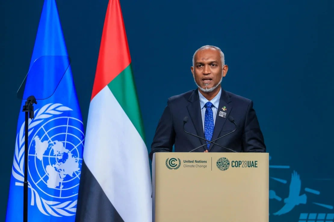 El presidente de Maldivas, Mohamed Muizzu, asiste a la cumbre climática de las Naciones Unidas en Dubai el 1 de diciembre de 2023. Karim Sahib/AFP/Getty Images