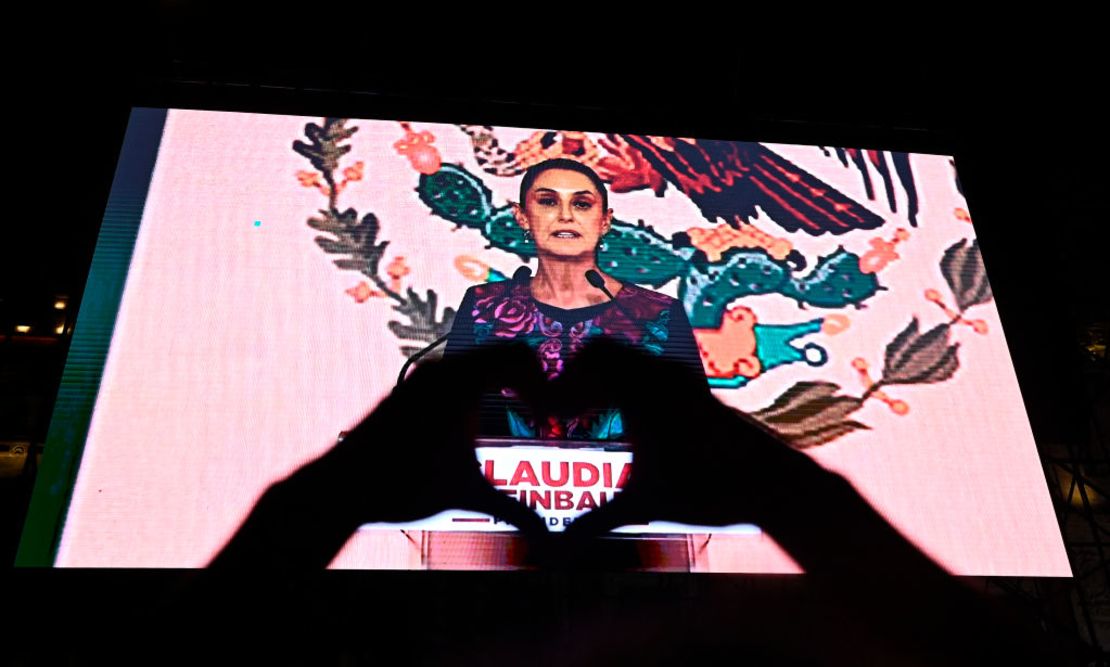 Seguidores de Claudia Sheinbaum siguen su discurso en el Zócalo de Ciudad de México el 3 de junio de 2024.