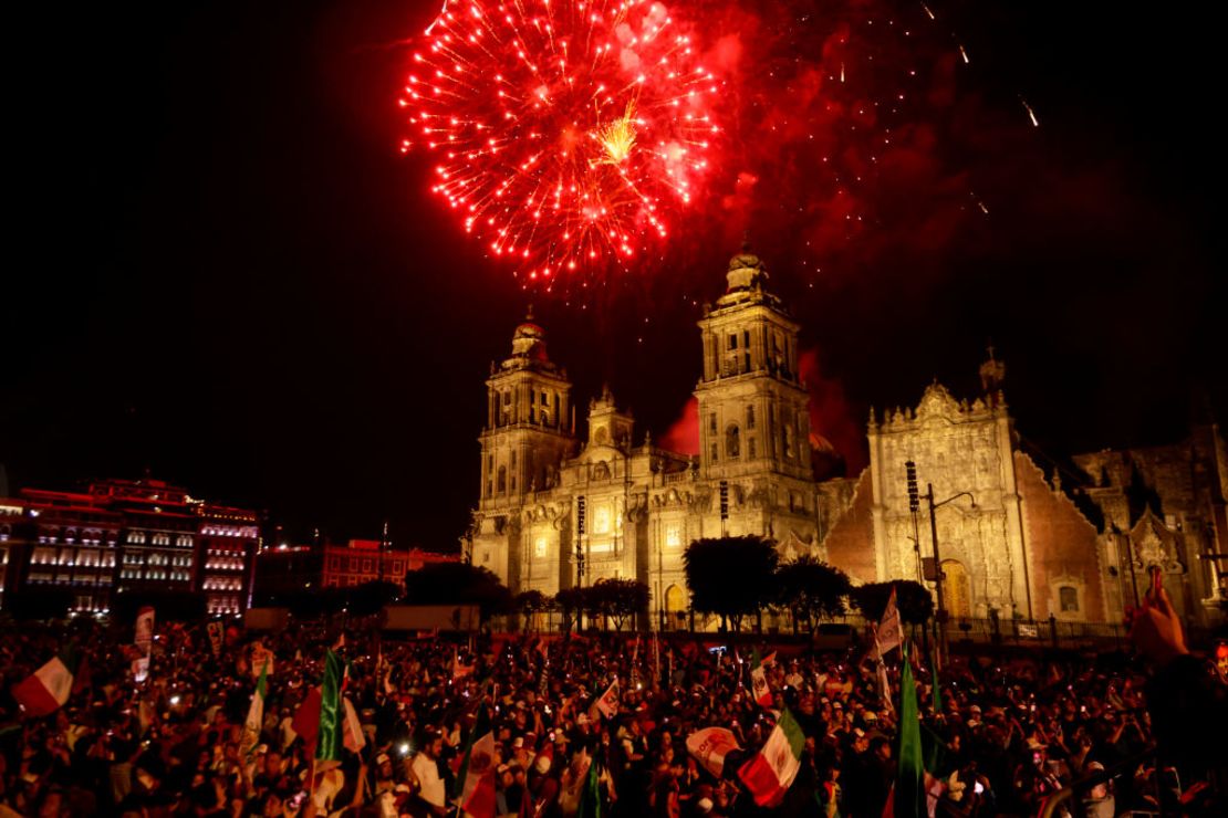 CIUDAD DE MÉXICO, MÉXICO - 02 DE JUNIO: Fuegos artificiales se ven sobre la Catedral de la Ciudad de México durante un discurso de Claudia Sheinbaum de ''Sigamos Haciendo Historia'', tras conocerse los resultados de las elecciones.