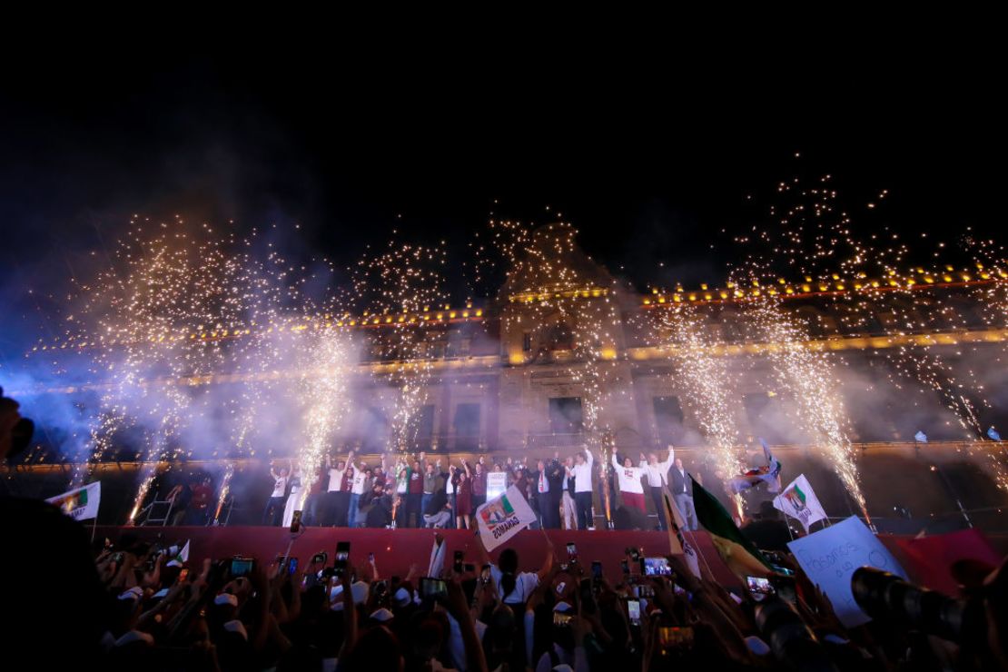 CIUDAD DE MÉXICO, MÉXICO - 03 DE JUNIO: Claudia Sheinbaum de ''Sigamos Haciendo Historia'' da un discurso después de que los primeros resultados dados a conocer por las autoridades electorales la dieran como presidenta electa. Según el Instituto Nacional Electoral (INE), más de 100 millones de personas pudieron votar en las elecciones presidenciales de 2024 en México. Claudia Sheinbaum de la coalición 'Sigamos Haciendo Historia' se convertirá en la primera mujer presidenta de México.