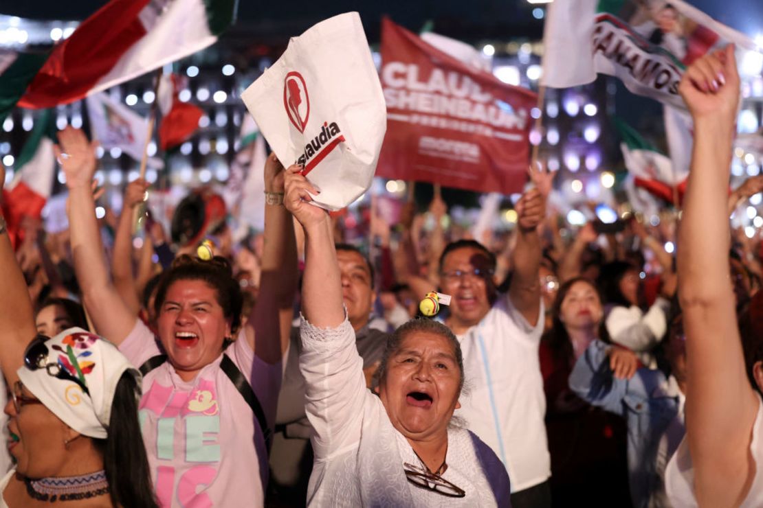 Simpatizantes de Claudia Sheinbaum celebran tras los resultados de las elecciones generales en la Plaza del Zócalo de Ciudad de México, el 3 de junio de 2024.