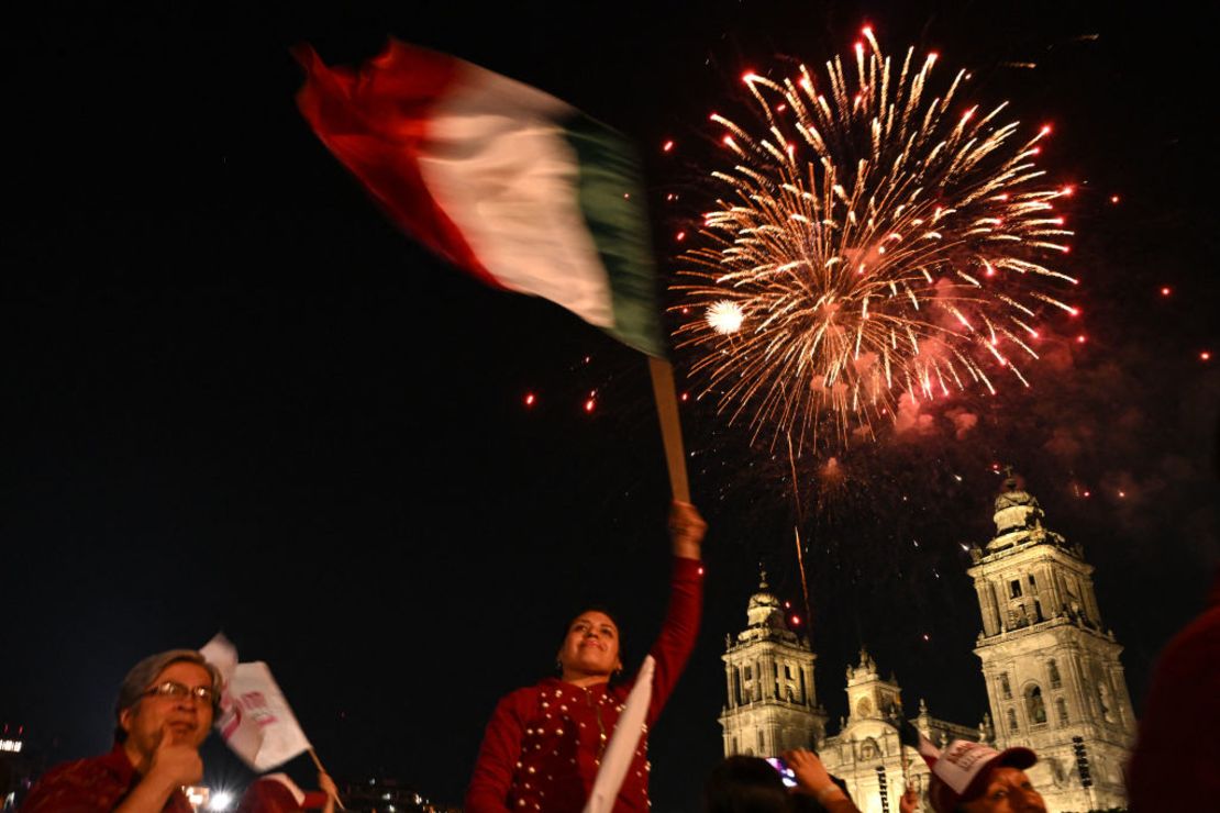 Explosión de fuegos artificiales durante tras los resultados de las elecciones generales en la Plaza del Zócalo de Ciudad de México, el 3 de junio de 2024.