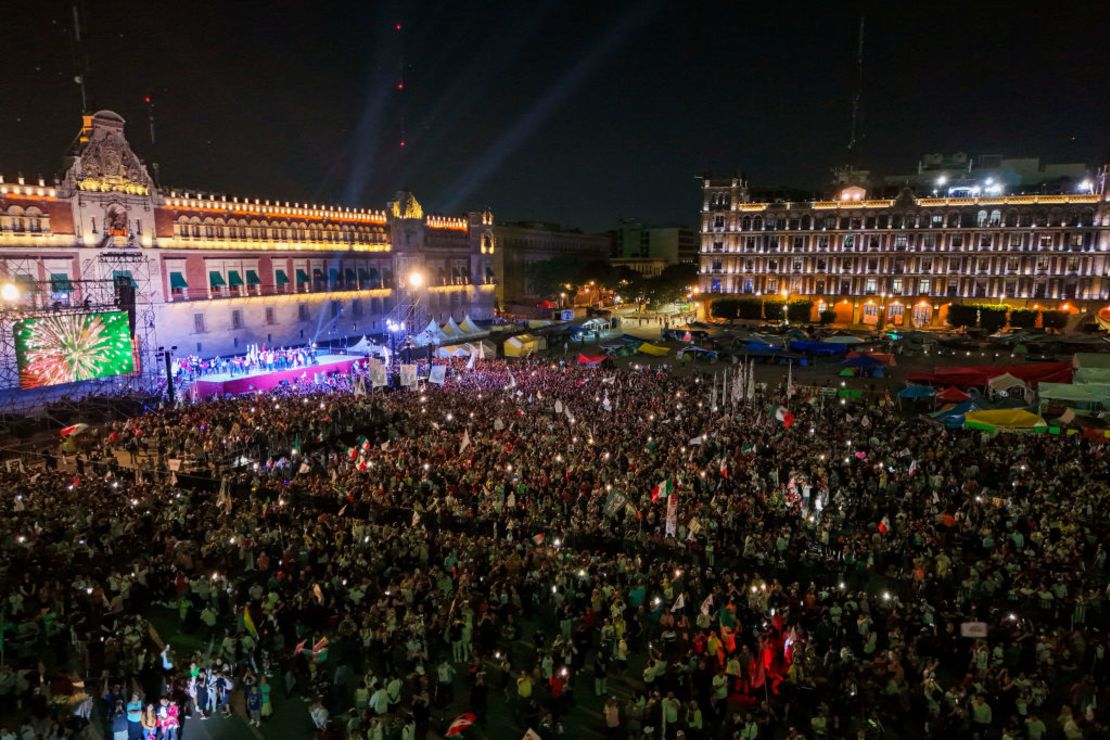 Vista aérea de simpatizantes de Claudia Sheinbaum tras los resultados de las elecciones generales en la Plaza del Zócalo de Ciudad de México, el 3 de junio de 2024.