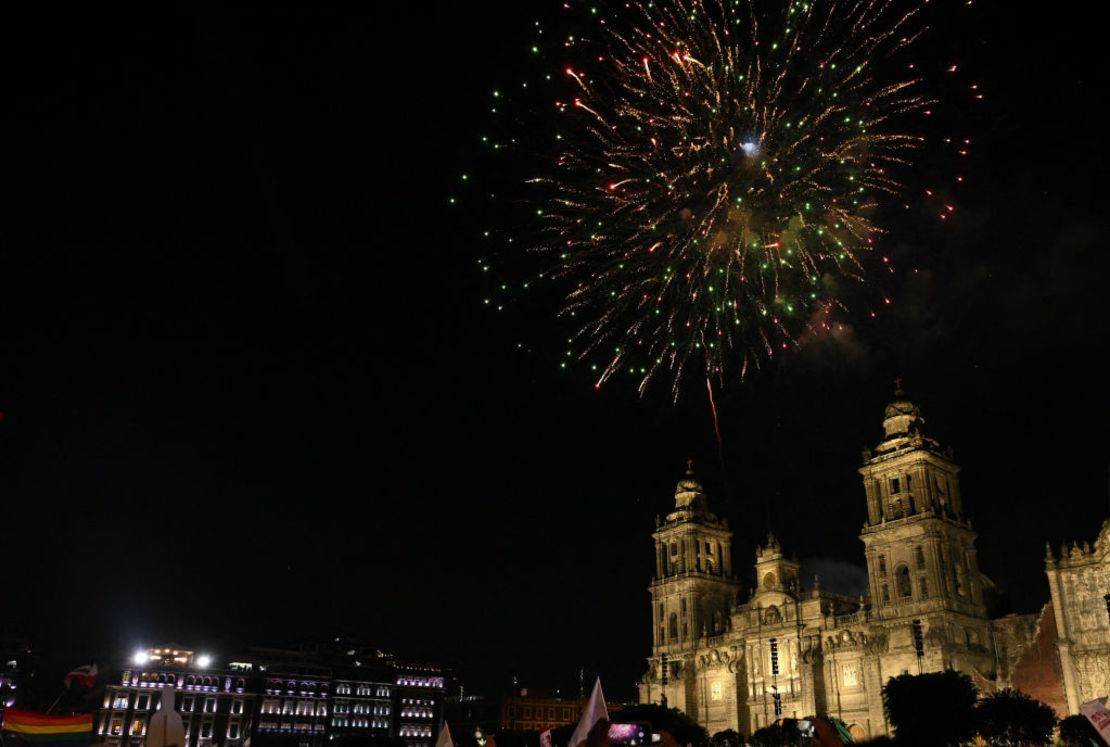 Explosión de fuegos artificiales durante la celebración de Claudia Sheinbaum, tras los resultados de las elecciones generales, en la Plaza del Zócalo de Ciudad de México, el 3 de junio de 2024. Claudia Sheinbaum fue elegida la primera mujer presidenta de México, un hito en un país con una historia de violencia de género.