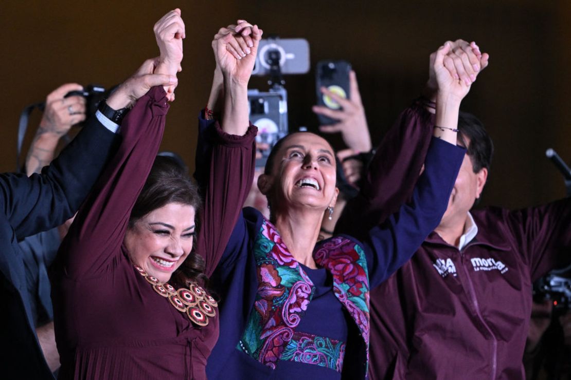 Claudia Sheinbaum (Centro) y la futura jefa de Gobierno, Clara Brugada (Izquierda), celebran los resultados de las elecciones generales en el Zócalo de Ciudad de México, 3, de Junio de 2024. (CARL DE SOUZA / AFP) (CARL DE SOUZA/AFP Getty Images).