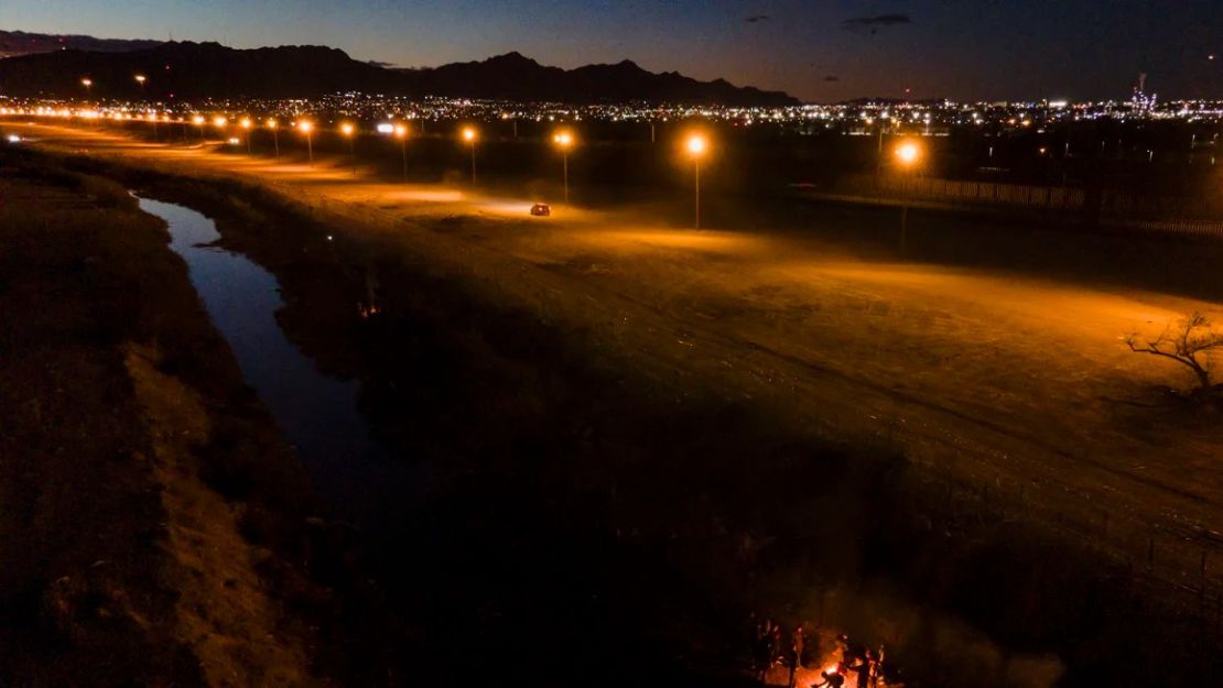 Migrantes encienden fogatas improvisadas mientras esperan entrar y buscar asilo en El Paso, Texas, desde Ciudad Juárez, Chihuahua, México, el 2 de abril de 2024. Christian Monterrosa/AFP/Getty Images