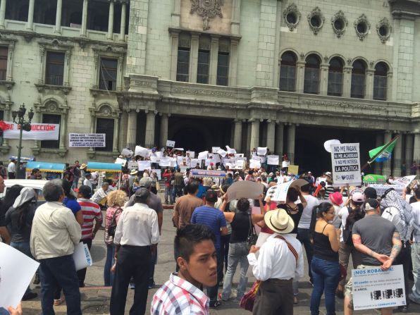 Manifestantes durante la protesta en Ciudad de Guatemala contra la corrupción en el gobierno este sábado 16 de mayo de 2015. Crédito: Patzy Vásquez/CNN