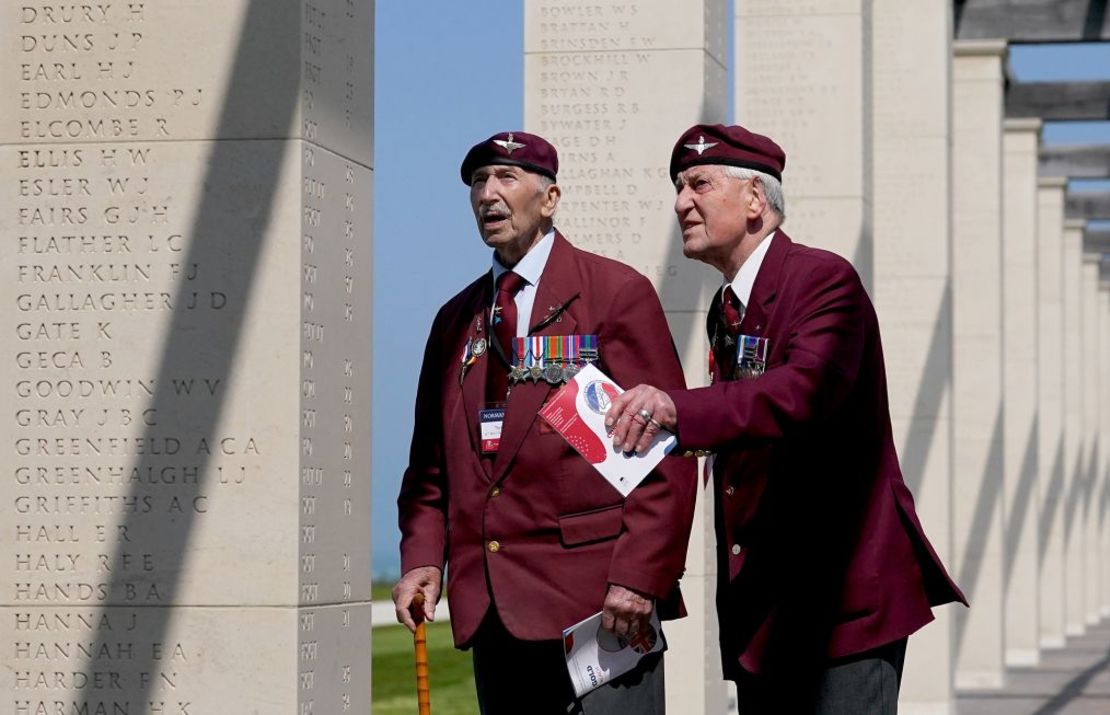 El veterano británico del Día D Tom Schaffer (izquierda) y su compañero John Pinkerton repasan los nombres en el monumento británico de Normandía en Ver-sur-Mer (Francia) antes del 79° aniversario del desembarco del Día D en junio de 2023. Schaffer falleció en marzo de 2024, a la edad de 97 años. Crédito: Gareth Fuller/PA