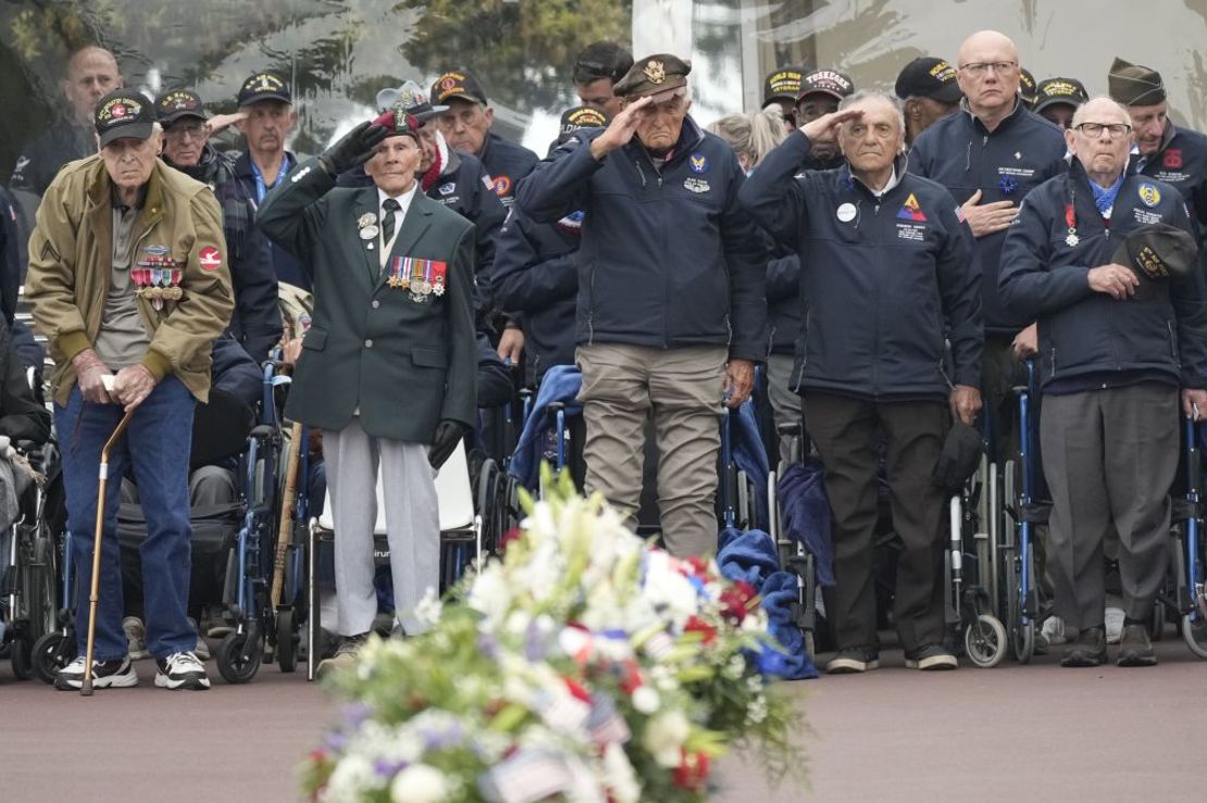 Veteranos estadounidenses del Día D asisten a un acto en el Cementerio y Memorial Estadounidense de Normandía como parte de las celebraciones del 79º aniversario del Día D el 6 de junio de 2023. Crédito: Christopher Furlong/Getty Images