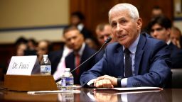 El Dr. Anthony Fauci declara ante la subcomisión especial sobre la pandemia de coronavirus de la Comisión de Supervisión y Rendición de Cuentas de la Cámara de Representantes en el Edificio Rayburn House el 3 de junio, en Washington. Crédito: Chip Somodevilla/Getty Images