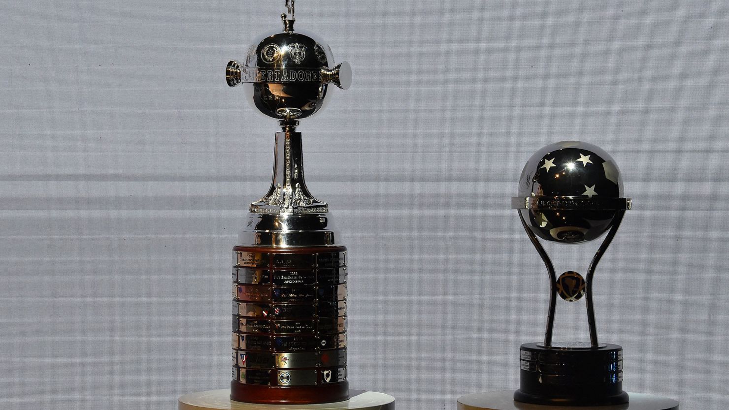 Vista de los trofeos de la Copa Libertadores y Copa Sudamericana en el Banco Central de Asunción el 3 de junio de 2024. Crédito:  NORBERTO DUARTE/AFP vía Getty Images