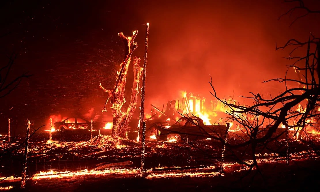 Estructuras y vehículos arden durante el incendio Corral, al oeste de Tracy, California, el sábado 1 de junio. Crédito: Kent Porter/The Press Democrat/AP.