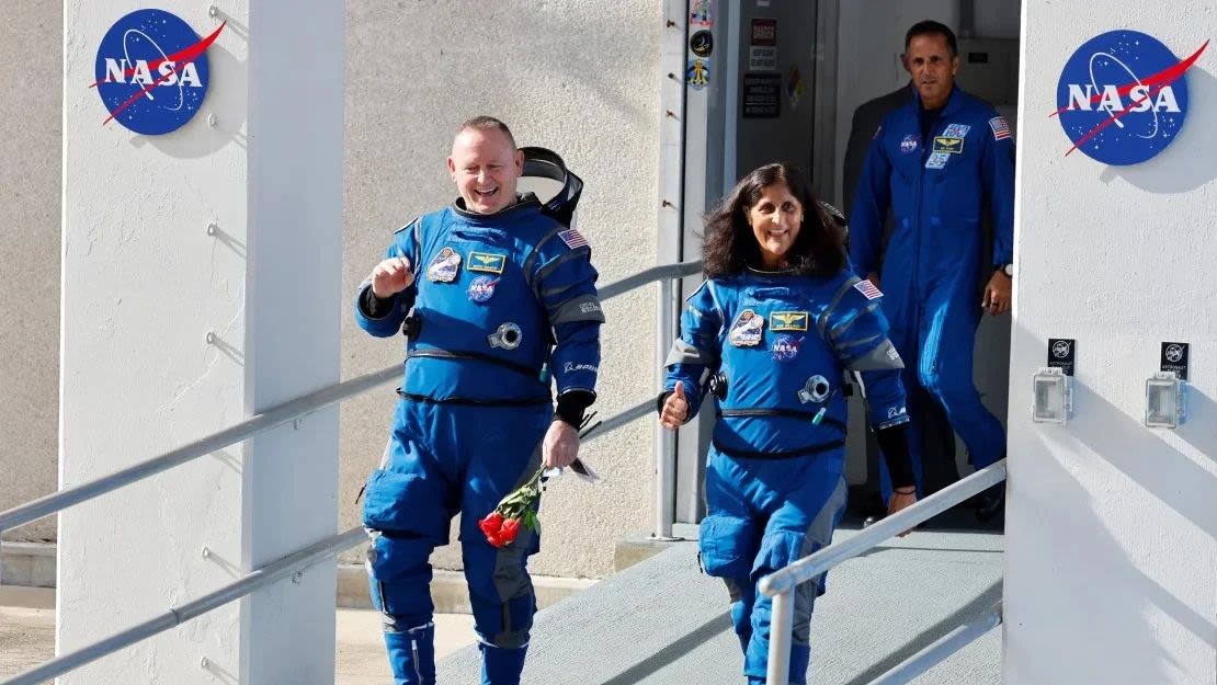 Los astronautas veteranos de la NASA Butch Wilmore (izquierda) y Suni Williams son vistos el sábado antes del segundo intento de lanzamiento de Starliner.