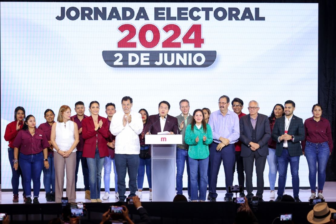 Mario Delgado, presidente del partido Movimiento de Regeneración Nacional (Morena), habla con los medios de comunicación después de las elecciones presidenciales en el Hotel Hilton el 02 de junio 2024 en la Ciudad de México, México.