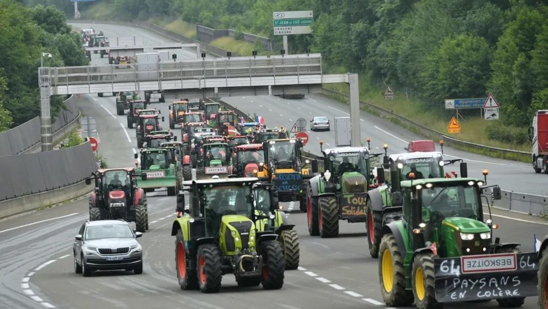 Tractores de agricultores franceses llegan para bloquear una carretera en la frontera entre España y Francia durante una protesta en Biriatou, suroeste de Francia, el 03 de junio 2024.