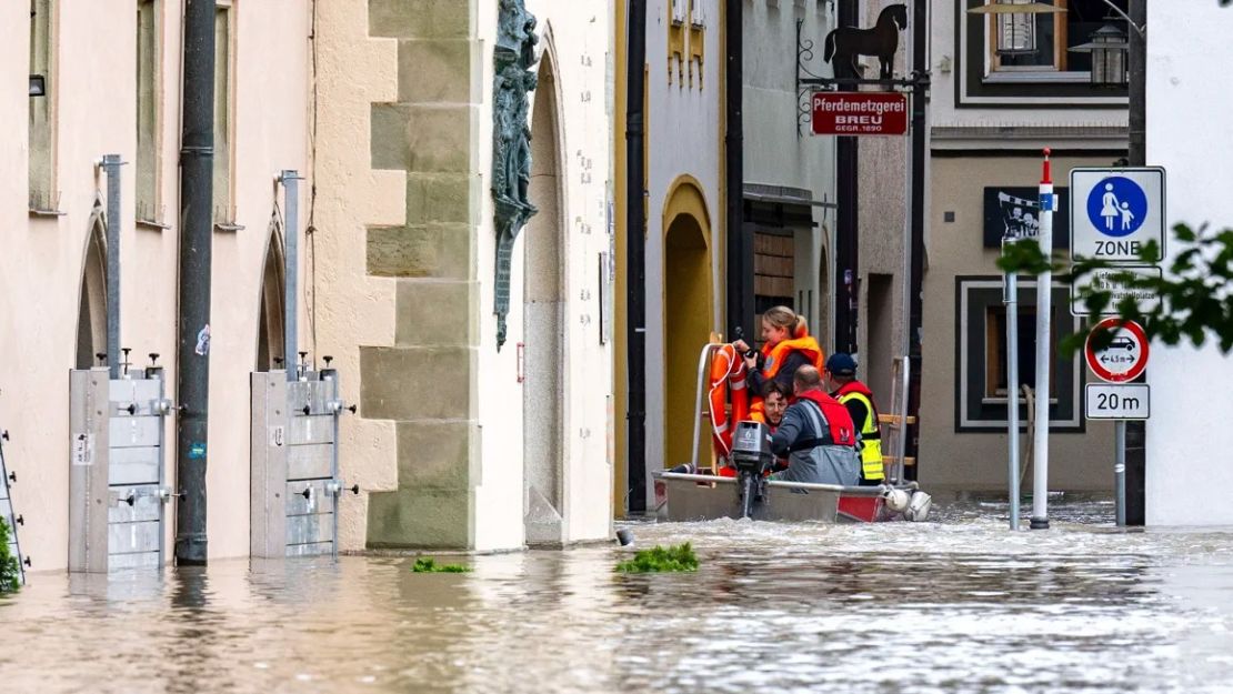 Un bote salvavidas navega por las aguas crecidas del Danubio en Baviera, Passau.