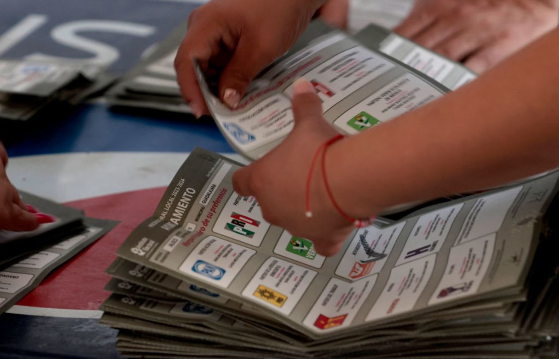 El personal electoral prepara el recuento de votos durante las elecciones generales en Guadalajara, estado de Jalisco, México, el 2 de junio de 2024.