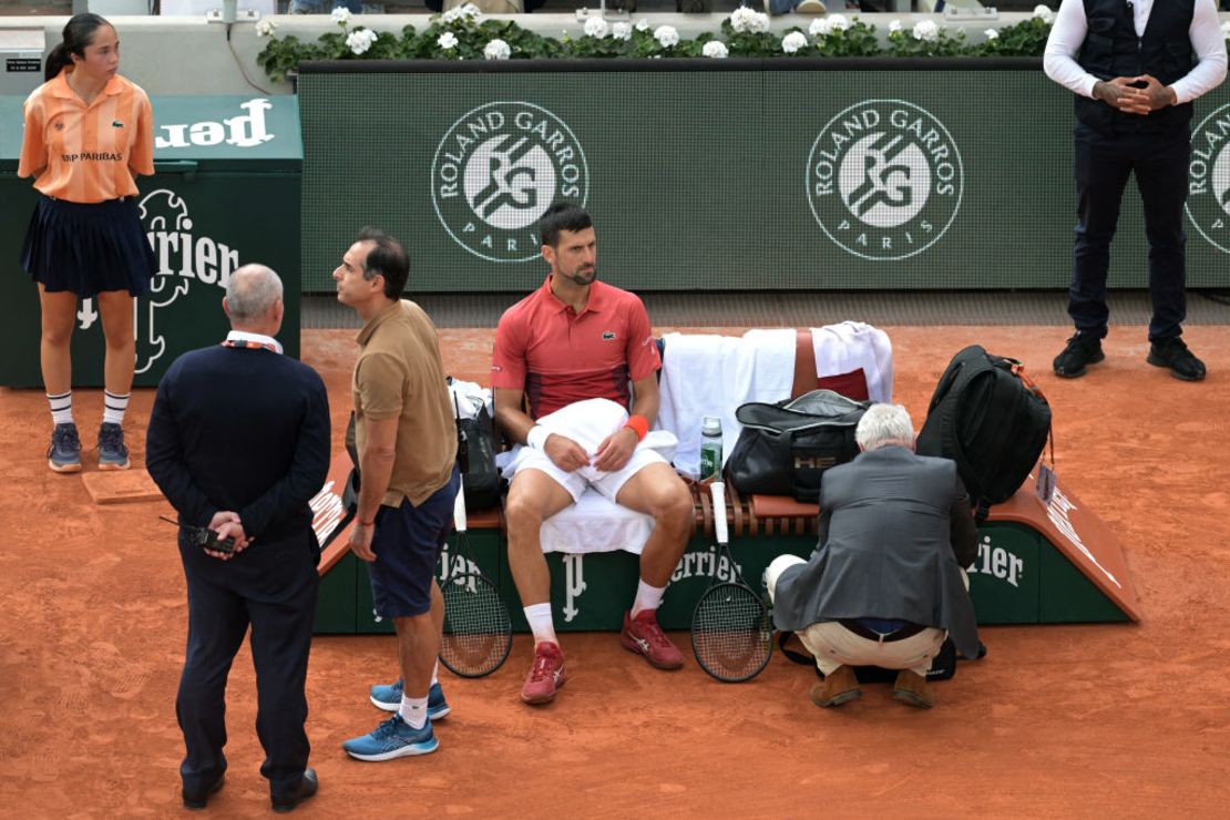 El serbio Novak Djokovic recibe tratamiento médico después de perder el tercer set contra el argentino Francisco Cerúndolo en la cancha Philippe-Chatrier el 3 de junio de 2024. Crédito: BERTRAND GUAY/AFP vía Getty Images