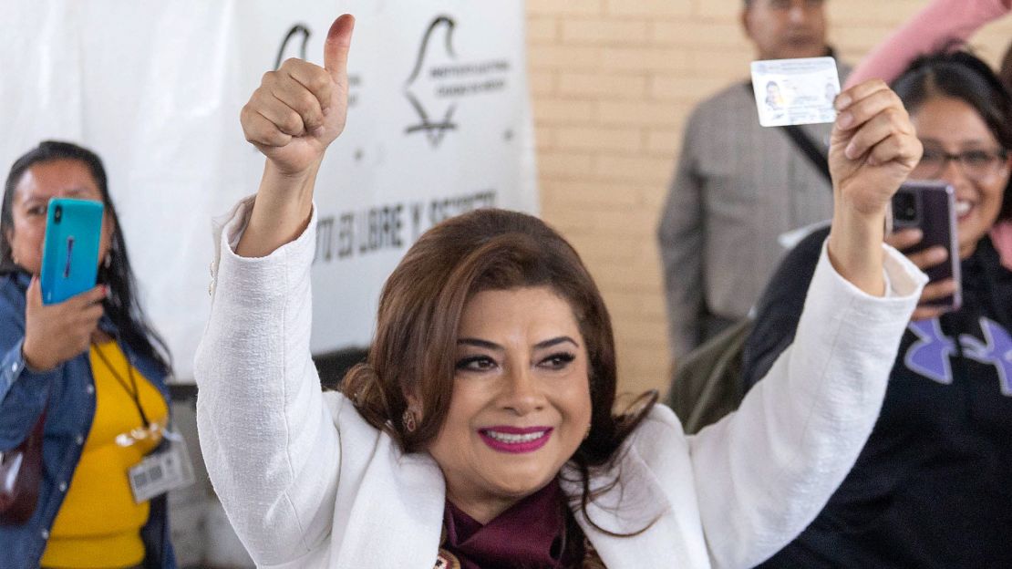 Clara Brugada muestra su dedo entintado y su documento de identidad mientras vota durante las elecciones generales en la Ciudad de México el 2 de junio de 2024. Crédito: FRANYELI GARCIA/AFP vía Getty Images