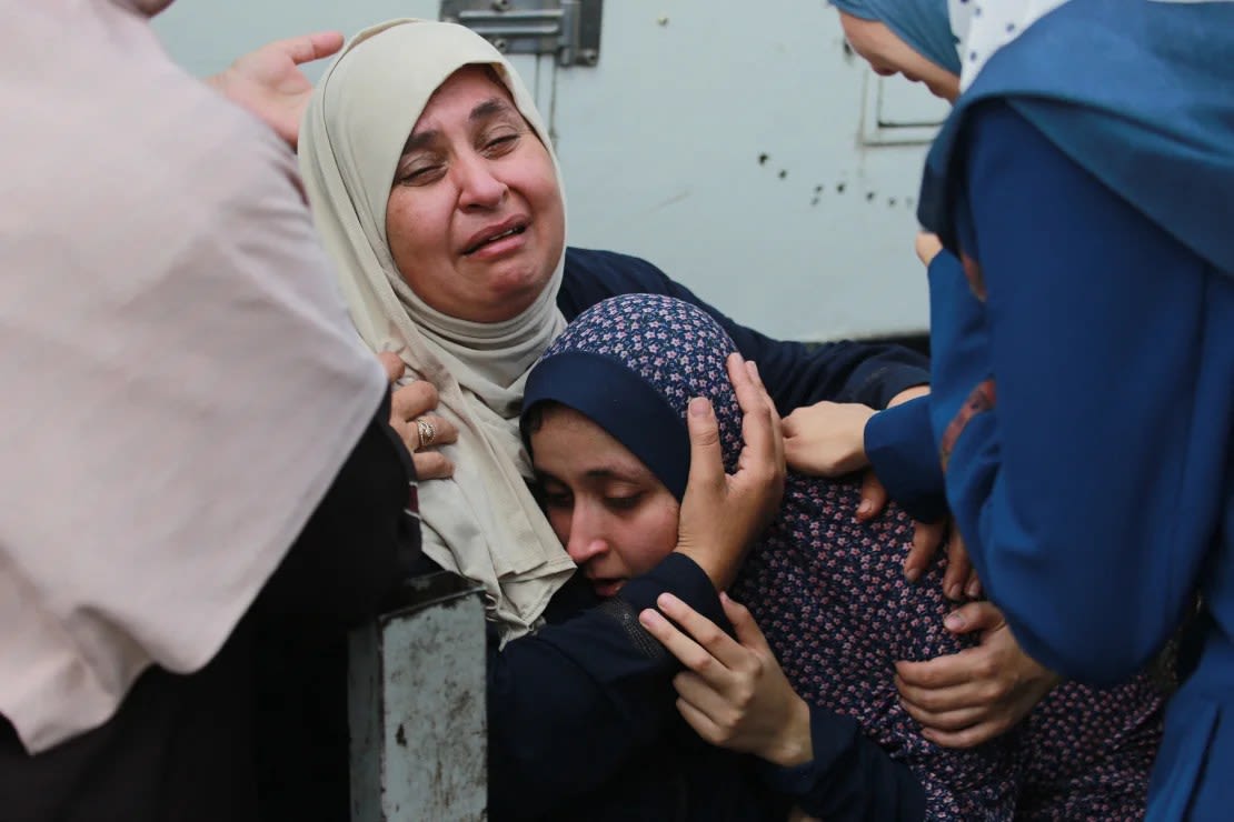 Palestinas lloran a sus familiares muertos en un bombardeo israelí en la zona de Bureij, en el centro de Gaza, el 4 de junio de 2024. Bashar Taleb/AFP vía Getty Images