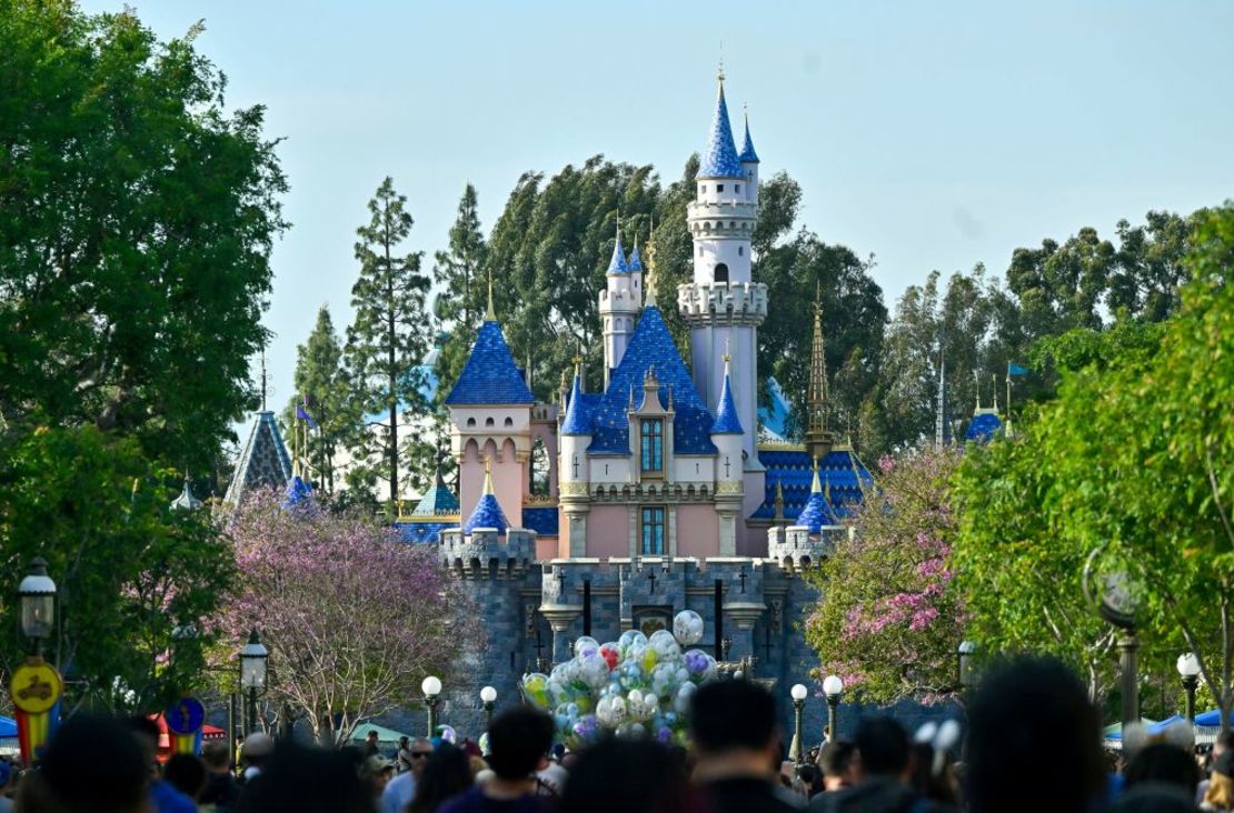 Morales dice que hay algo que siempre le llama la atención cuando lleva gente a Disneyland: sus risas. Crédito: Jeff Gritchen/MediaNews Group/Orange County Register/Getty Images/Archivo