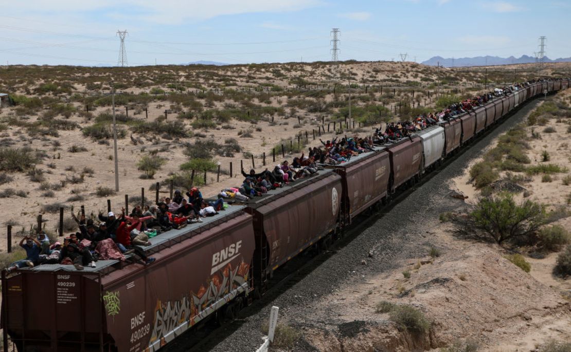 Personas migrantes de diferentes nacionalidades que buscan asilo en Estados Unidos viajan en vagones de carga del tren mexicano conocido como la Bestia, mientras llegan a la ciudad fronteriza de Ciudad Juárez, en el estado de Chihuahua, México, el 24 de abril de 2024.