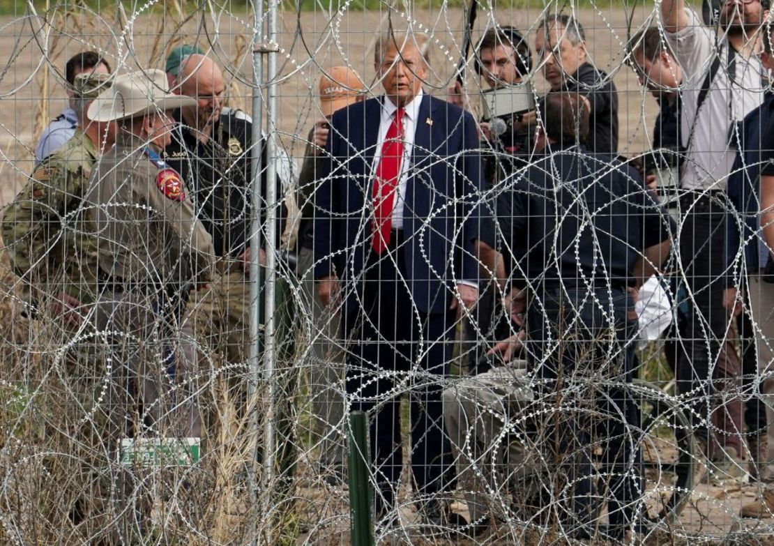 El expresidente Donald Trump visita la frontera entre Estados Unidos y México en Eagle Pass, Texas, vista desde Piedras Negras, México, el 29 de febrero. Crédito: Go Nakamura/Reuters