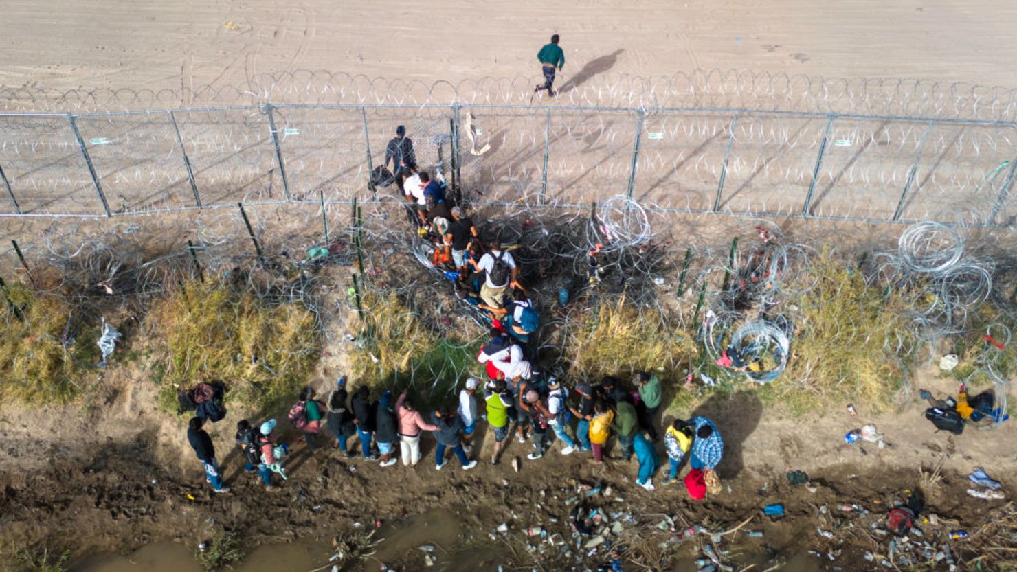 Cruces irregulares de inmigrantes en frontera México-EE.UU. se redujeron  50% desde restricciones al asilo de Biden | CNN