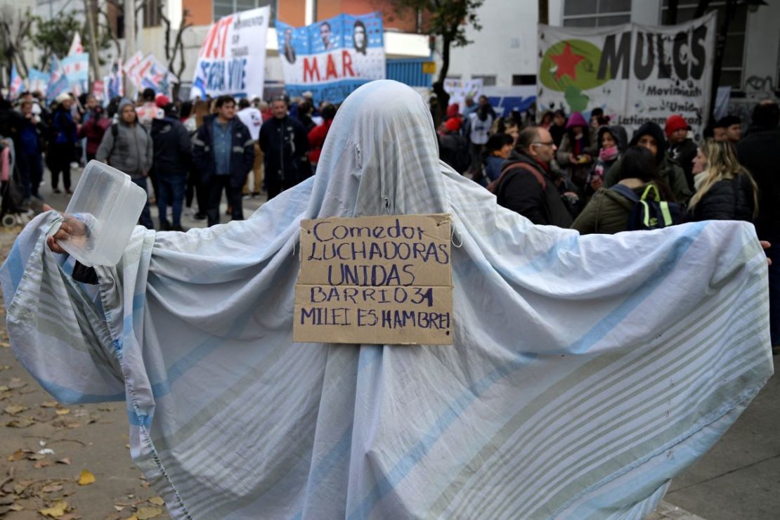 Integrantes de organizaciones sociales y comedores sociales realizan una protesta contra el gobierno del presidente Javier Milei frente a un depósito de alimentos perteneciente al Ministerio de Capital Humano -donde se almacenan alimentos para ayuda social- en Villa Martelli, en las afueras de Buenos Aires, el 29 de mayo de 2024.