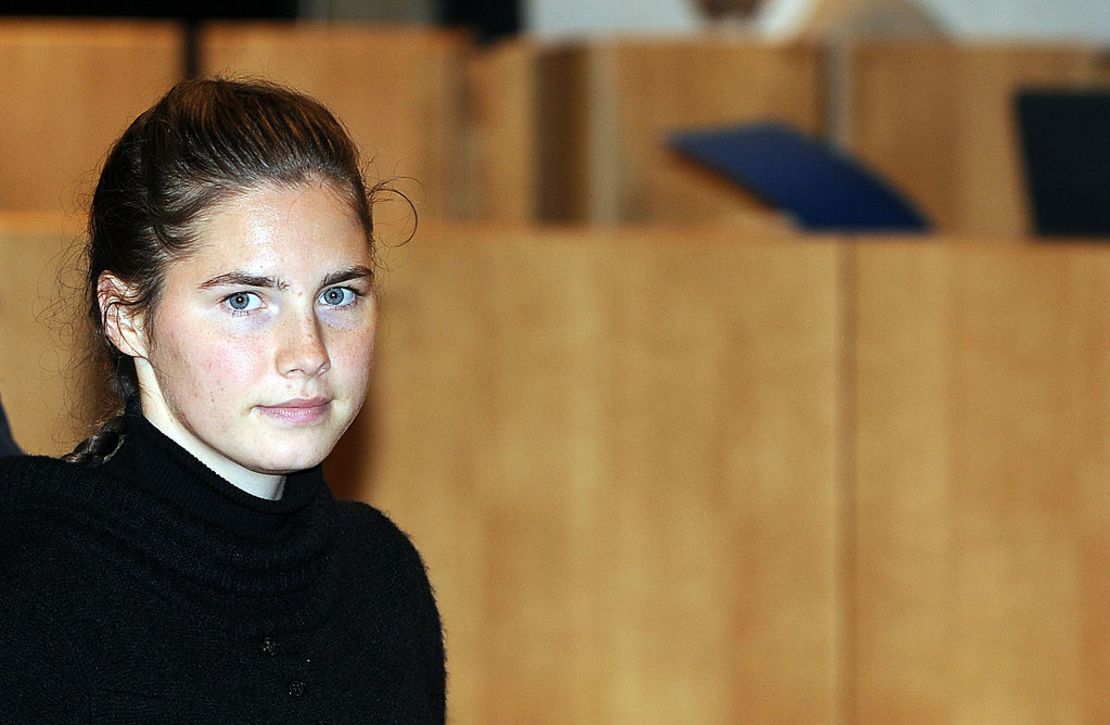 Foto de archivo. Amanda Knox asiste al juicio por el asesinato de Meredith Kercher para los alegatos finales el 01 de diciembre de 2009 en Perugia, Italia. Amanda Knox y su ex novio italiano Raffaele Sollecito están acusados del asesinato de la estudiante británica Meredith Kercher en Perugia el 1 de noviembre de 2007.