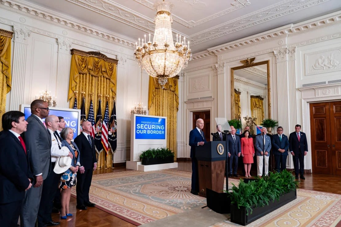 El presidente Joe Biden anunció una serie de medidas para frenar las solicitudes de asilo y evitar una oleada de cruces fronterizos este verano mientras se avecinan las elecciones de 2024. (Al Drago/Bloomberg/Getty Images).