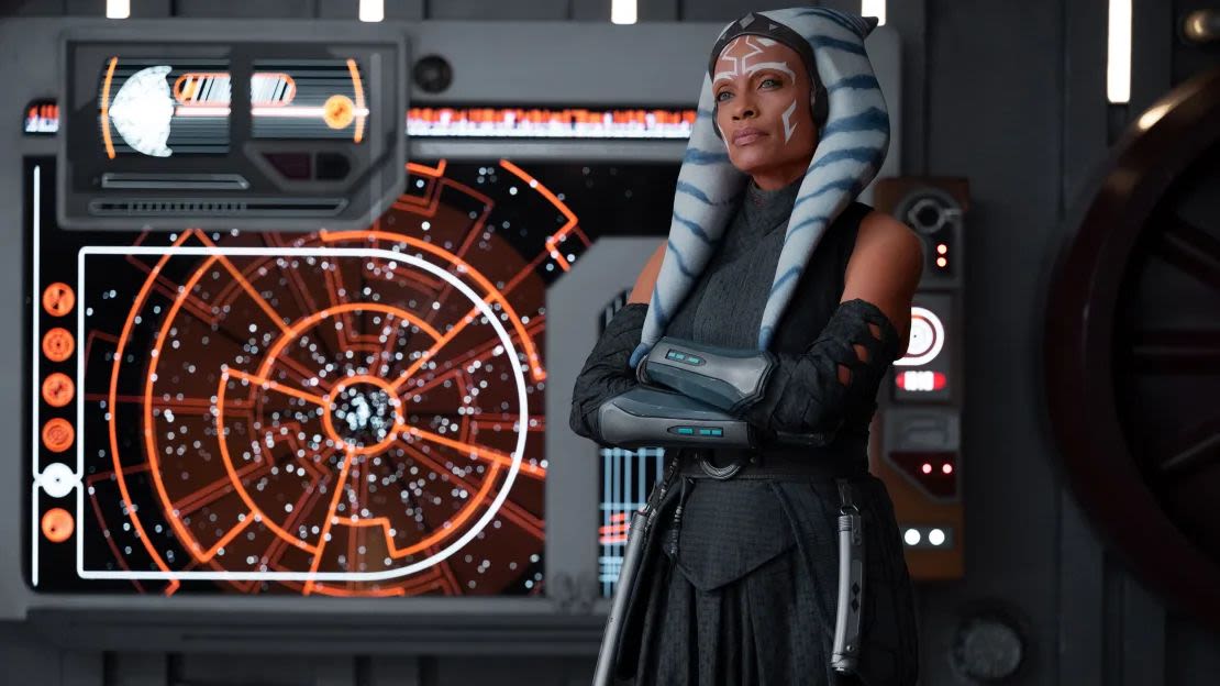 Ahsoka regresa, esta vez en acción real como una ex Jedi estoica que lucha por ser una mejor maestra para su padawan que lo que fue Anakin para ella.